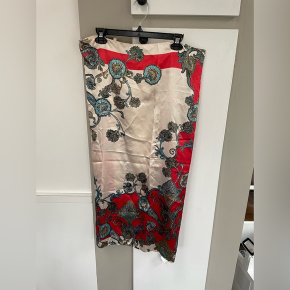NWT SATIN PRINTED SCARF - Picture 10 of 11